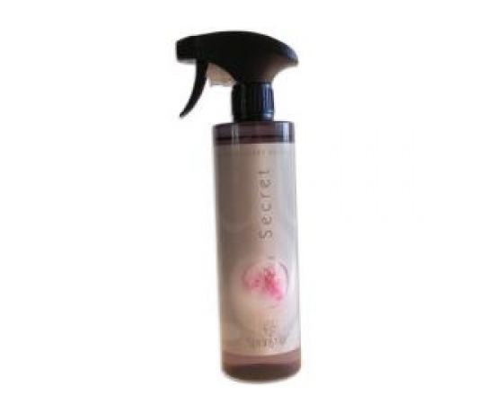 Spring Air Secret AP auduma atsvaidzinātājs ar sandalkoka aromātu 500ml pudele uz balta fona