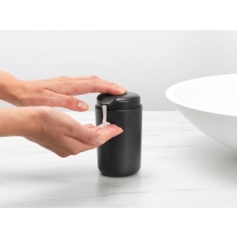 Brabantia ReNew dozatora praktiskā lietošana vannas istabas vidē