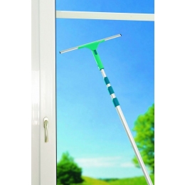 Logu tīrītāja XL 40 cm platā gumijas slotiņa tīrīšanas procesā