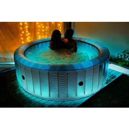 LED apgaismojuma demonstrācija STARRY SPA baseinā
