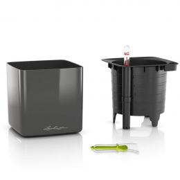 CUBE GLOSSY 14 minimālistiska dizaina puķu pods interjerā