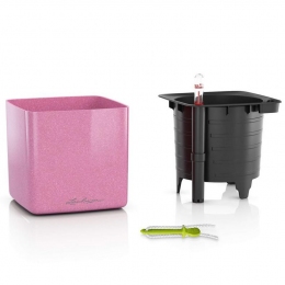 CUBE GLOSSY KISS 14 minimālistiskā dizaina puķu pods interjerā