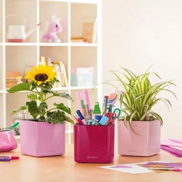 Izturīgā plastmasas materiāla CUBE GLOSSY puķu pods tuvplānā